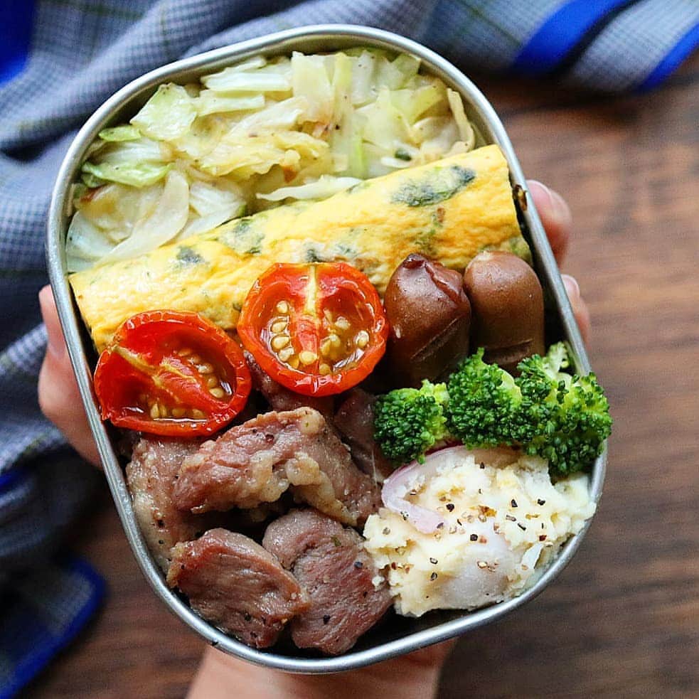 のインスタグラム：「2020/08/29(土) #2020ゆきりち弁当 ＊ 暑いのいつまでー？😫😫😫 おはようございまーす🌞 今日は、焼肉の日らしい⤴︎⤴ ＊ 載っけそびれたこないだの ゆるっと糖質オフのオット弁当🍱 お弁当箱⇒360㎖ ✼••┈┈┈┈••✼••┈┈┈┈••✼ ●ご飯がわりのキャベツの塩コショウ炒め ●韓国のり入り玉子焼き ●ビーフソーセージ ●セミドライトマトのオイル漬け ●豚カシラの塩焼き ●蒸しブロッコリー ●アーリーレッドとうずらのポテサラ ✼••┈┈┈┈••✼••┈┈┈┈••✼ 😀ゆきりち。著書📕 1冊目、お弁当ダイエットのレシピ本 2冊目、サラダとお肉のダイエットレシピ本 どちらもプロフ( @yukirichi119 )のリンクから Amazonに飛べます📖 --------------------------------------------------- #野菜たっぷり #新鮮野菜 #ゆる糖質制限 #作り置き #常備菜 #ゆきりち #工房アイザワ #昼食 #diet #お弁当 #弁当 #健康 #食べて痩せる #bento #旦那弁当 #lunchbox #昼ごはん #Japanesefood # #ポテサラ #手抜き弁当 #痩せる #ダイエット #豚カシラ #夫弁当 #発酵食品 #炭水化物抜き #セミドライトマト #ゆる糖質オフ」