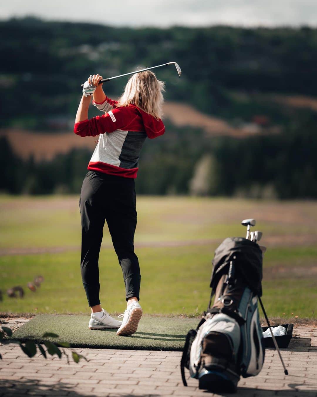 マーレン・ルンビのインスタグラム：「Innholdsrik uke avsluttet med golf på Kongsberg sammen med nybakt Norgesmester @kristiankrogh og @hopplandslaget. #fore」