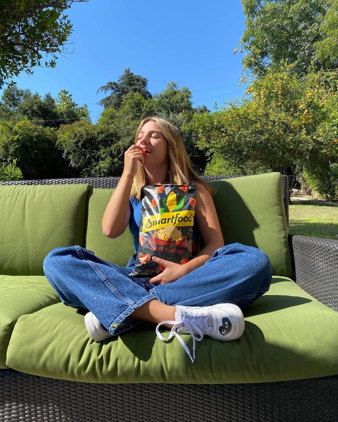 マッケンジー・ジーグラーさんのインスタグラム写真 - (マッケンジー・ジーグラーInstagram)「relaxing with some @Smartfoodpopcorn Flamin’ Hot White Cheddar. who's ready for new music soon? #Smartfood #Sponsored」8月29日 4時01分 - kenzie