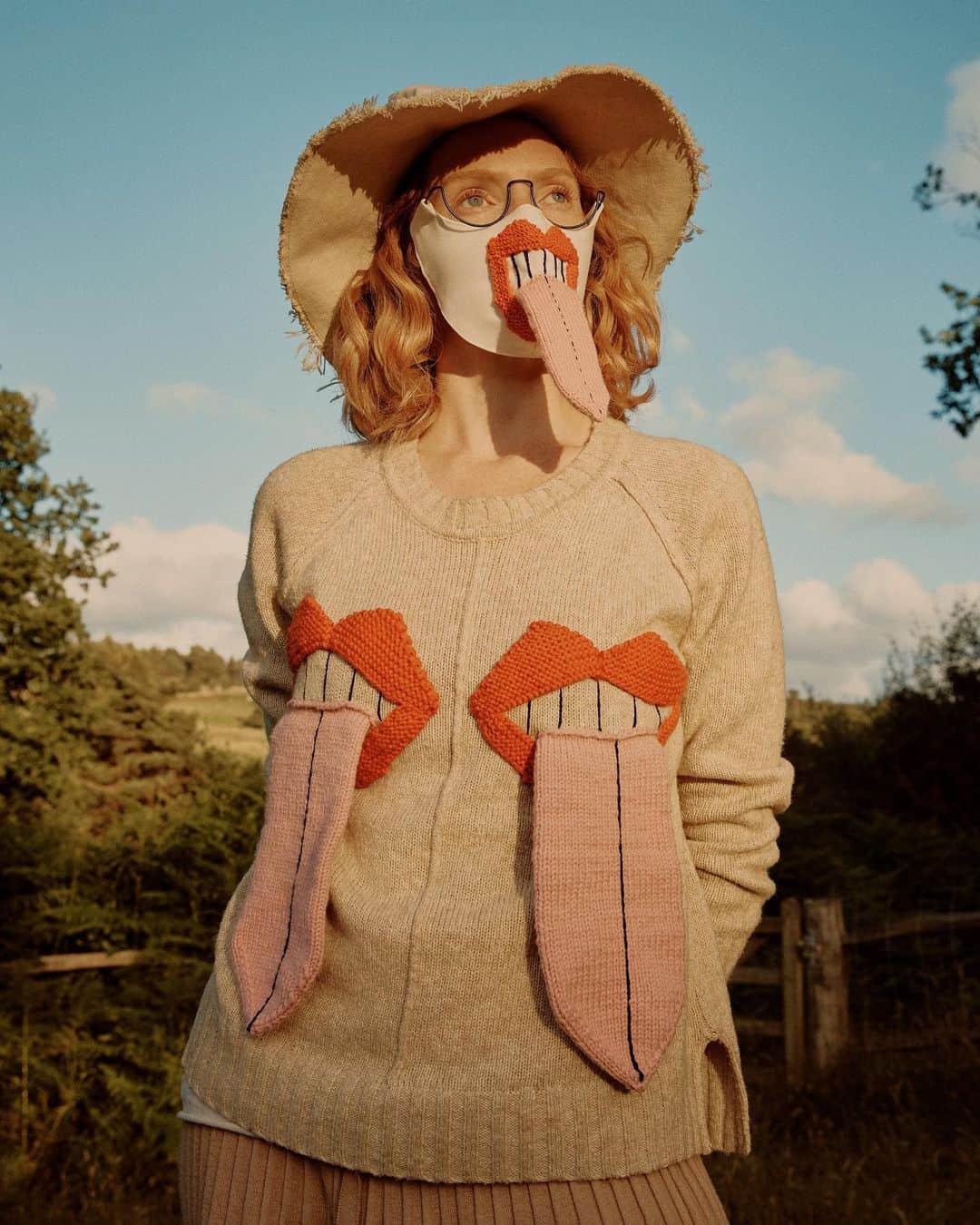 リリー・コールのインスタグラム：「Safely lick a stranger again! We are auctioning this art mask for @womens_aid ~ Icelandic artist @yrurari hand knitted this unique artwork tongue, sewn onto a @wiresglasses mask (@simonerocha_ soft white fabric). We are auctioning it ~ 100% of sales money going to Women’s Aid. Comes with glasses. If you want to learn more (or discover the other unique treasures) check the link in my bio, or visit @wiresglasses ... bidding until September 6th. First photograph by @ronan_gallagher__ 🧡」