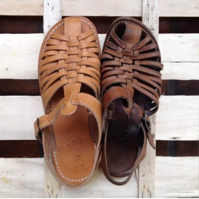 のインスタグラム：「Neuve vs patinée  #OldisGold #labottegardiane #qualitytime  #madetolast #modedurable #bon #beau #savoirfaire #vintageshoes #sandalsformen #genderlessshoes #labelepv #cuirnaturel  #patine #fishermansandals #ingoodwetrust #antifashion #camargue」