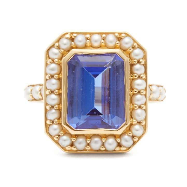 ジェイドジャガーのインスタグラム：「Tanzanite and pearl cocktail ring in 18k yellow gold.⠀⠀⠀⠀⠀⠀⠀⠀⠀ ⠀⠀⠀⠀⠀⠀⠀⠀⠀ Available at matchesfashion.com see their website for details ⠀⠀⠀⠀⠀⠀⠀⠀⠀ ⠀⠀⠀⠀⠀⠀⠀⠀⠀ For enquires get in touch with the team at sales@jadejagger.com」