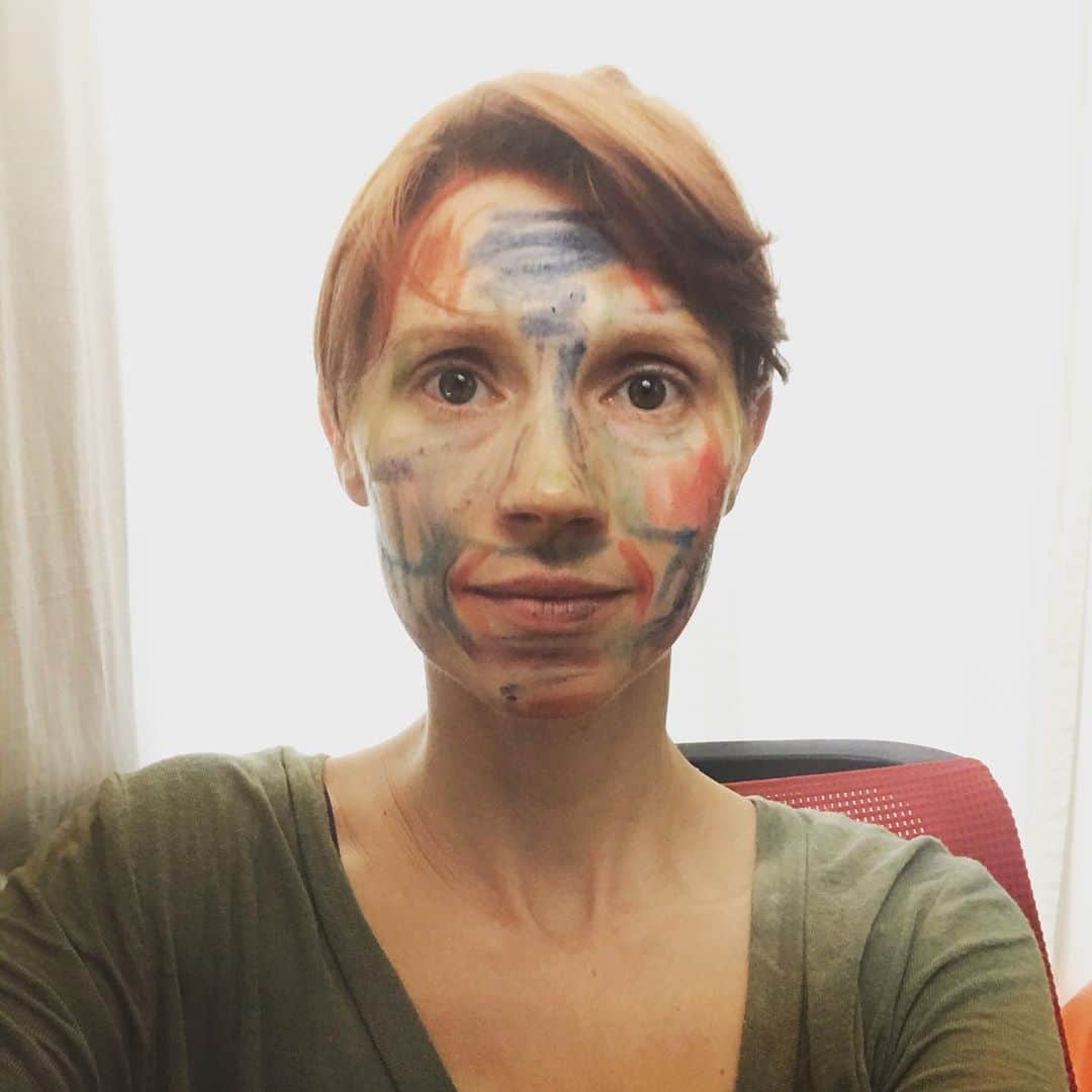 ジュリー・マクニヴンのインスタグラム：「#makeupfree  . Zoom school ends at 11:20 and has multiple breaks throughout so I only got 2 pages written....and now I look like this.」