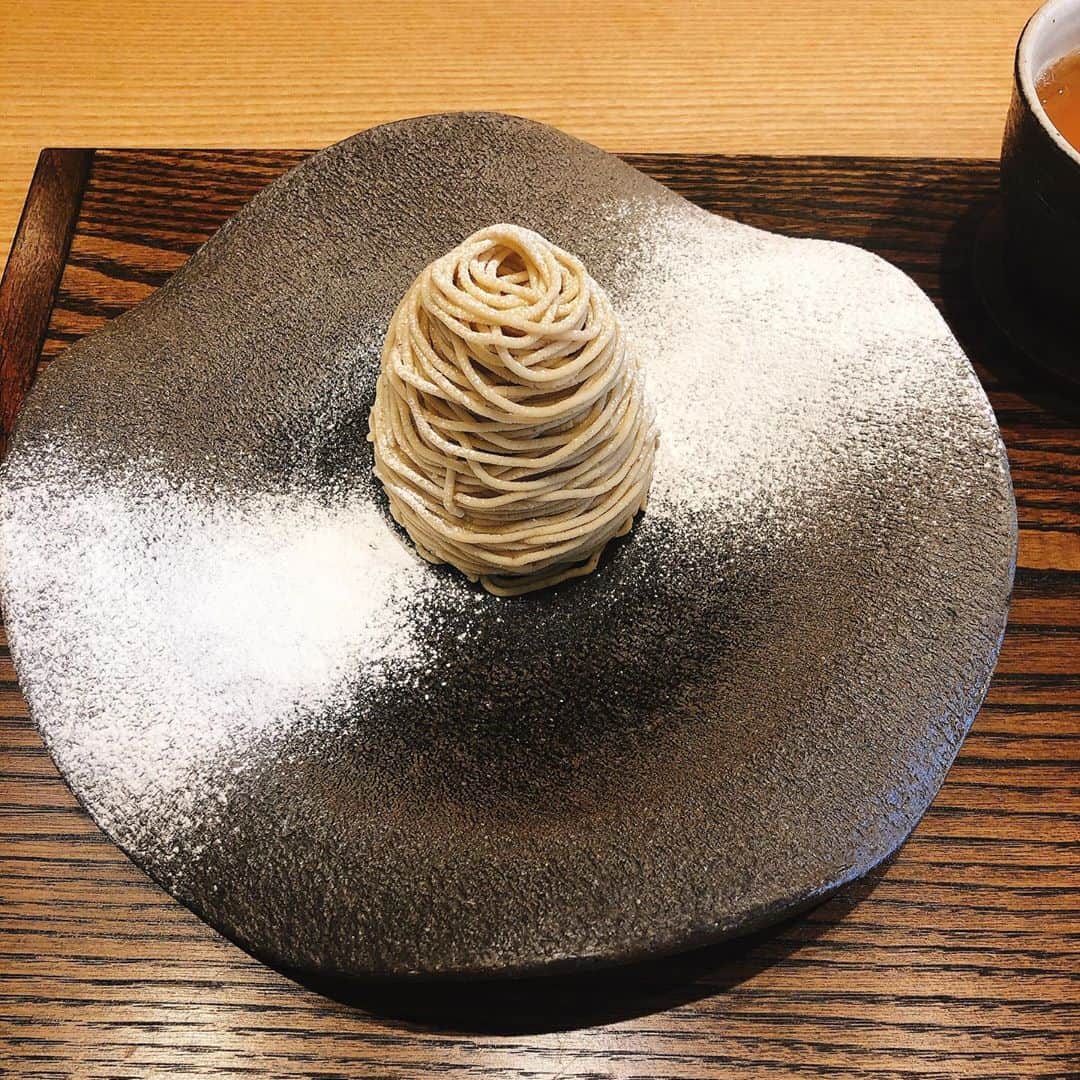 遠近由美子のインスタグラム：「ちょっと前のこと。 #時差スタグラム  . . 朝並び、整理券をもらって、分刻みで指定される時間に、絶対に遅れちゃいけないモンブラン専門店🌰✨ . なんてハードルの高いお店なんだろうって思ったけど。。 .  ひとくち食べて、納得🥺✨ . .  とろけちゃうくらいの和栗感✨ .  栗農園を持つオーナーさん自らが目の前で作ってくださっていたので（他のモンブランと「何がこんなに違うんですか？」と聞いたら。。 . .  すっと手を止め、静かに「栗への愛情です」と仰いました😎 . . 大切に育てた和栗を、1番美味しく食べられるようにと作られたモンブラン。 . 栗愛で、、できてます😊✨ . @mayumi.satoi さんアレンジありがとうございました❤️  . それにしても、、動画。もうちょっと、気の利いた感想言いなさいよ、私😅笑　 . .  #並んでも行きたいお店  #栗愛が止まらない #モンブラン専門店 #予約困難店 #栗好き #幸福感 #栗スイーツ #モンブランスタイル @mont_blanc_style」