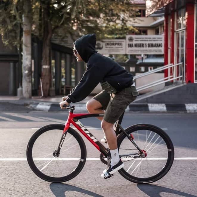 Fuji Bikesさんのインスタグラム写真 - (Fuji BikesInstagram)「The #FujiTrack taking on the streets of #Indonesia   📷: @piverenka #Indonesia #urban #cycling #fixie #asia」8月29日 4時37分 - fujibikes