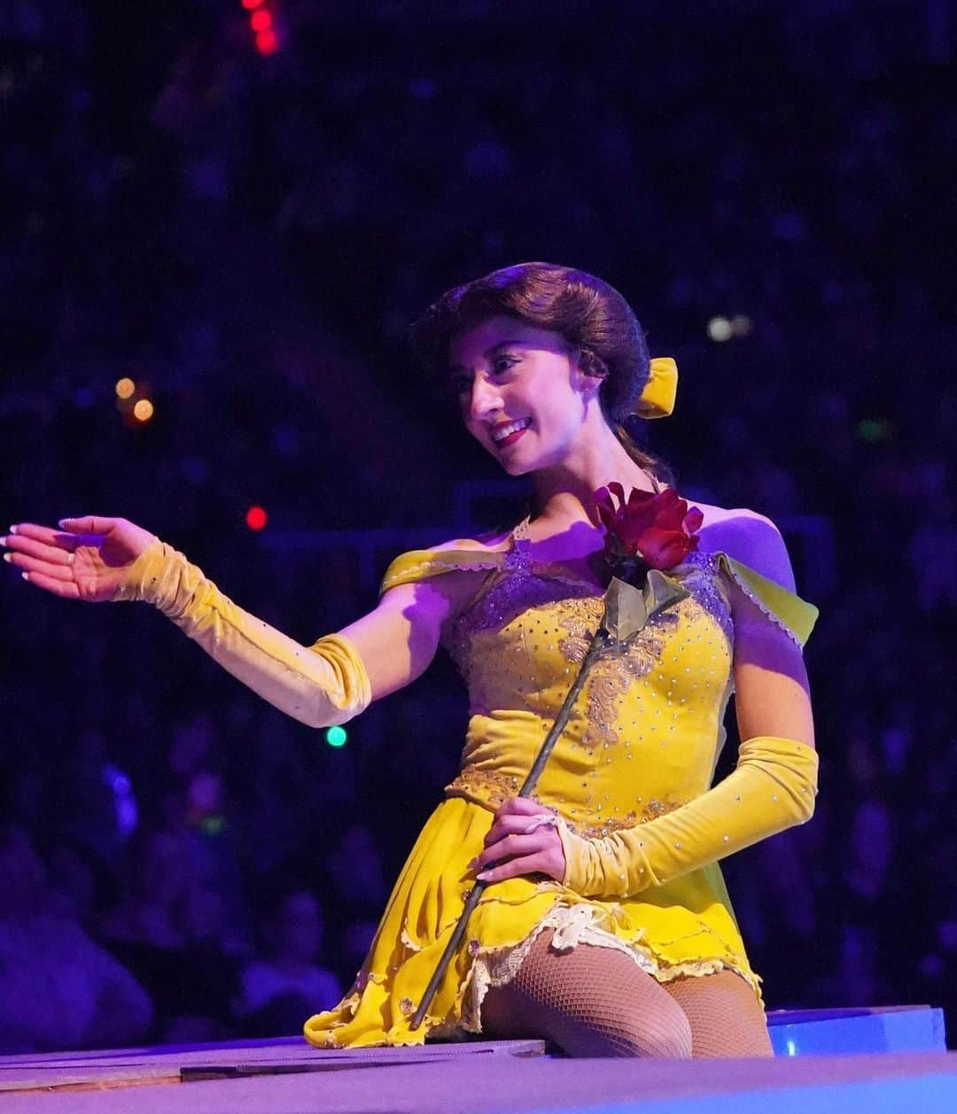 アナスタシア・オルソンのインスタグラム：「Back when times were simpler, and my job was to make children happy 💛🌹 @oniceperspectives  #disneyonice #beautyandthebeast #belle」