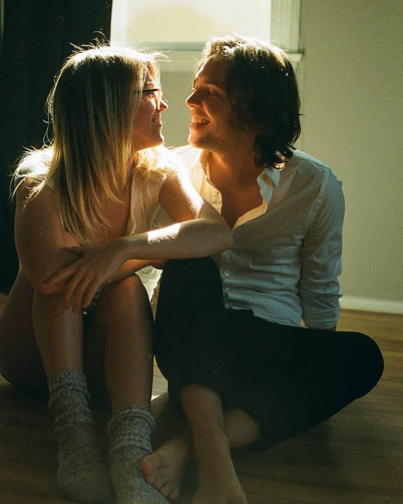 キートン・ストロンバーグのインスタグラム：「Happy 5 year anniversary Peaches 🍑🥰 I love you so so much and I’m having a lot of fun doing stuff with you. I can’t wait to see what we do next. Ur a superstar! I’m really excited about our new song and I had fun making it together (everyone go listen to Jaded by @peachesandbeanz now [link in story/bio]) Anyway I love you so much and u r my favorite ✨⚠️🍑🥳🥰」