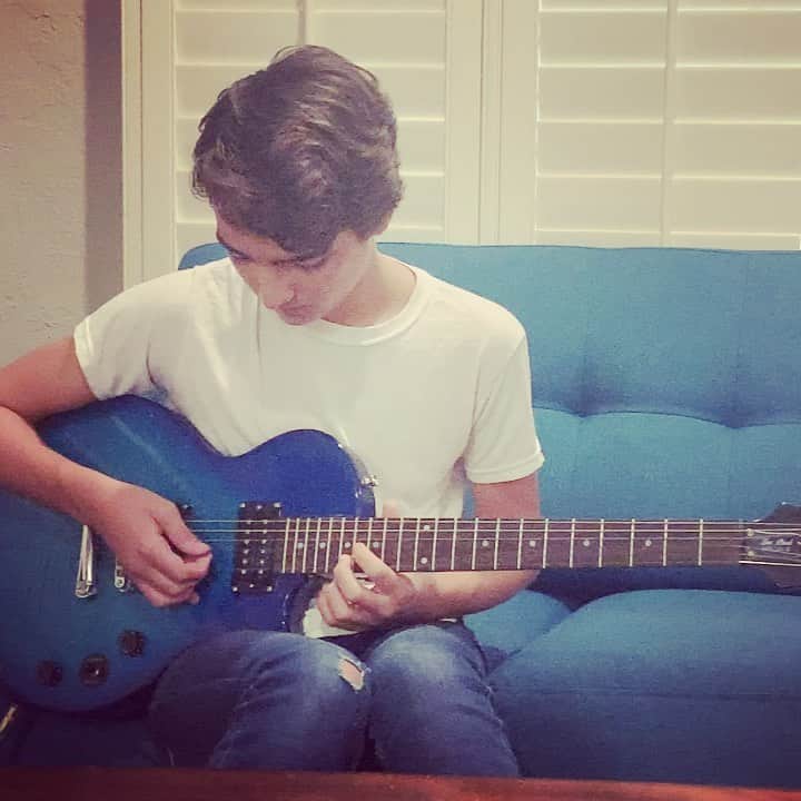 イライアス・ハーガーのインスタグラム：「Happy Friday! Here’s a medley of song pieces for you. 🎸」