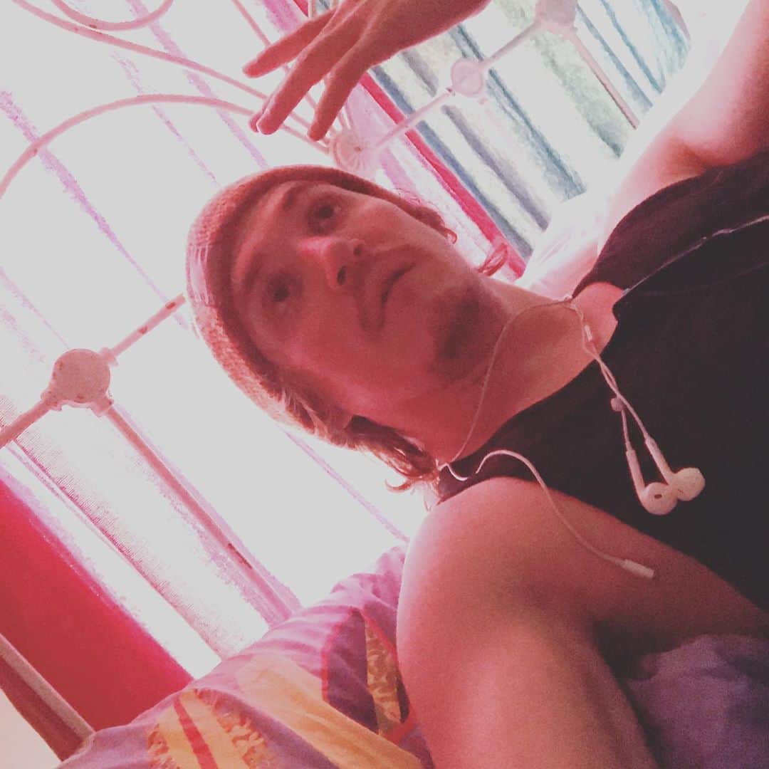 カイル・ガルナーのインスタグラム：「Just spent the last ten minutes scavenging through my wife’s moms house looking for my headphones...... jfc..... needless to say I found them.」