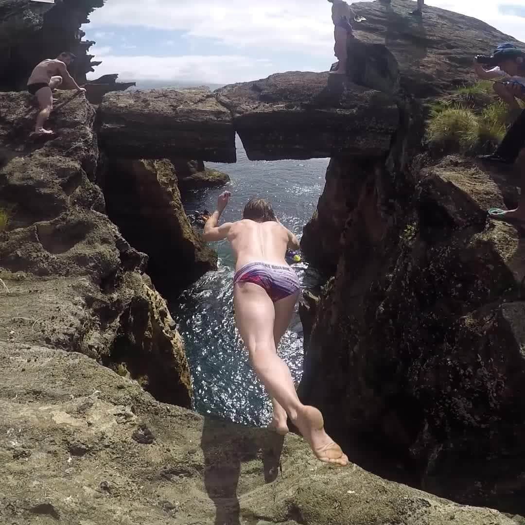 レッドブルのインスタグラム：「how many of these insane dives would you try?  🏃‍♂️: @garydiver @redbullcliffdiving #cliffdiving #aerial #diving #redbull #givesyouwings」