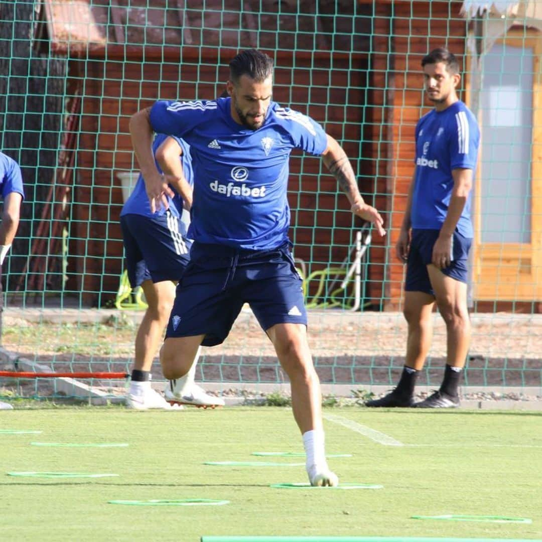 アルバロ・ネグレドさんのインスタグラム写真 - (アルバロ・ネグレドInstagram)「Seguimos 💪🏼⚽️💛💙 @cadizclubdefutbol #LLNSN #an9」8月29日 5時00分 - alvaronegredo9