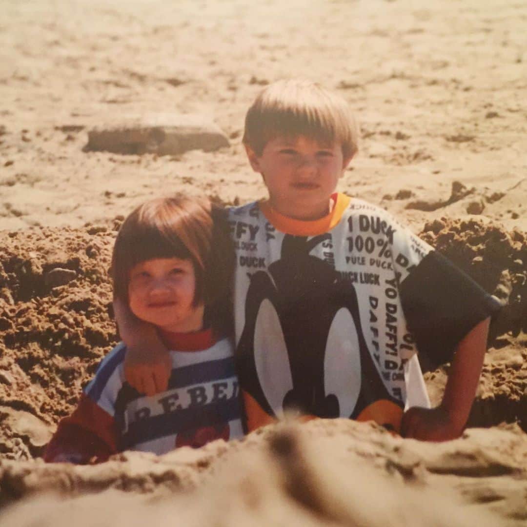 ボニー・ライトのインスタグラム：「happy birthday to my big brother and best friend! you will always be cooler than me and i’m so ok with that. you dig, i dig. love you lew 🎈」