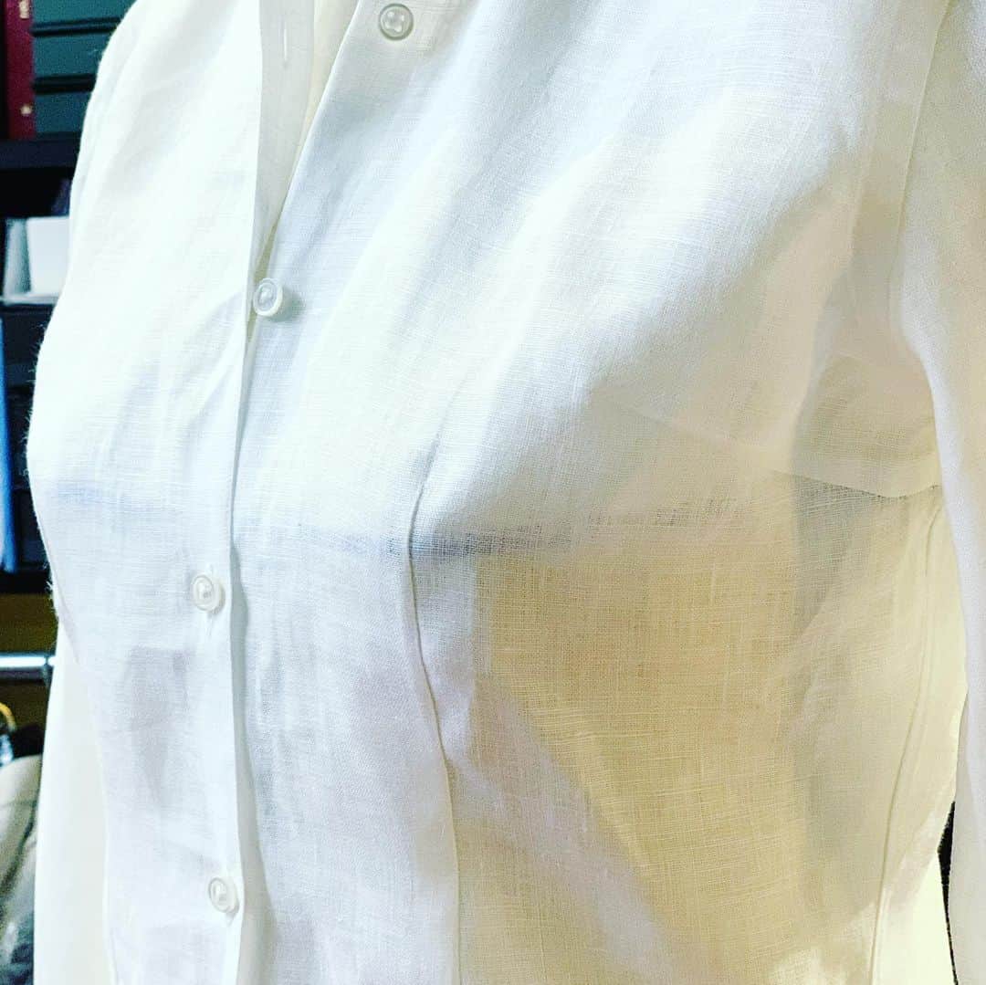 Luxumさんのインスタグラム写真 - (LuxumInstagram)「お陰様で最近レディースのオーダーを多く頂いております。  弊店ではメンズのデザインをレディースに取り入れるのが得意です。  レディースウェアでは珍しいホリゾンダルカラーのリネンシャツです。  薄手の麻素材は清涼感とセクシーさが増す素材でございます。  #ordershirt #order #shirt #mensfashion  #mensclothing #menswear #mensstyle #OSAKA #shirts #オリジナル #オーダーシャツ #シャツ #オーダースーツ大阪 #メンズファッション #スーツコーディネイト #メンズウェア #大阪 #心斎橋 #南船場  #luxum #fashion #お洒落  #お洒落さんと繋がりたい #レディース #レディースファッション #レディーススーツ #リネンシャツ #リネン #麻 #リネン」8月29日 5時08分 - order_suit_luxum