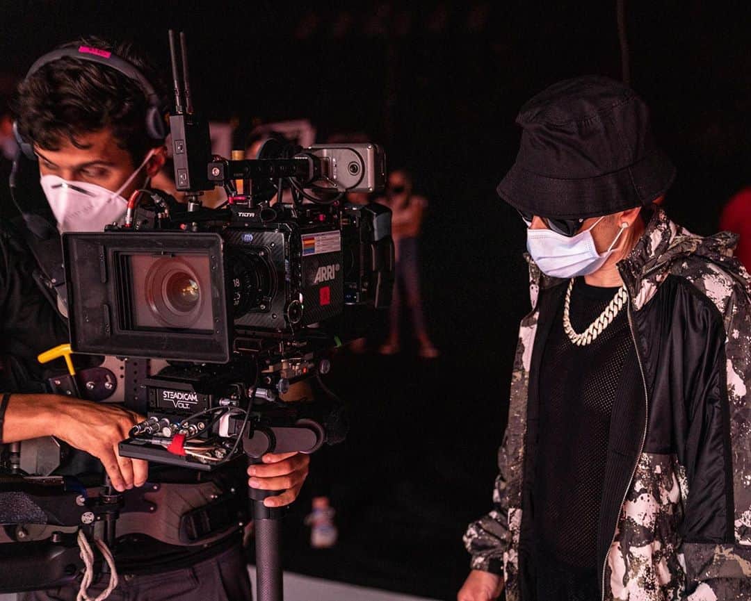 ヤンデルのインスタグラム：「🎥🦾😷 #QCM✌🏻」