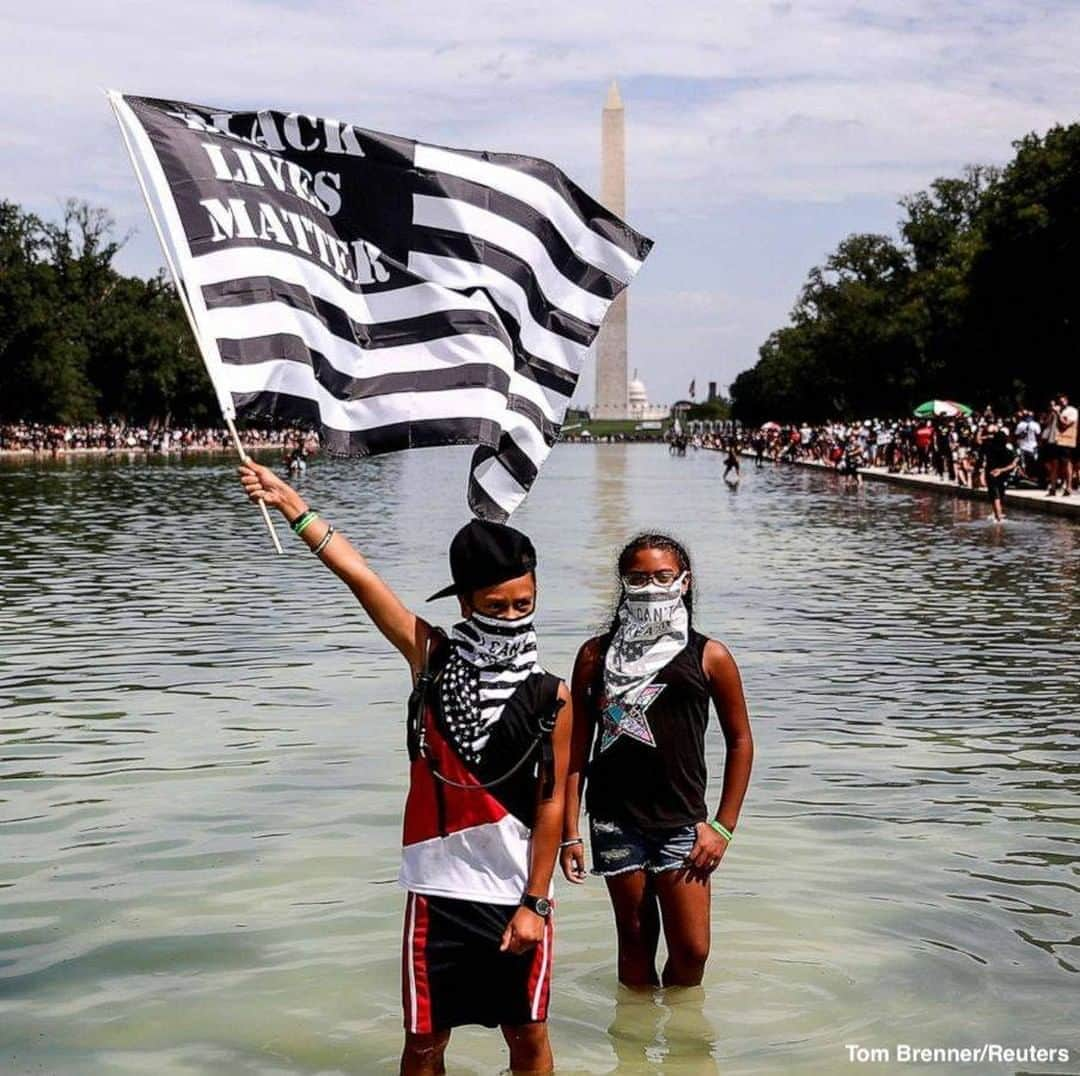 ABC Newsさんのインスタグラム写真 - (ABC NewsInstagram)「A demonstrator holds a Black Lives Matter flag in the Lincoln Memorial reflecting pool as thousands marched on Washington, D.C., demanding criminal justice reform. #blaclivesmatter #MarchonWashington #lincolnmemorial #racialjustice #policereform」8月29日 5時11分 - abcnews