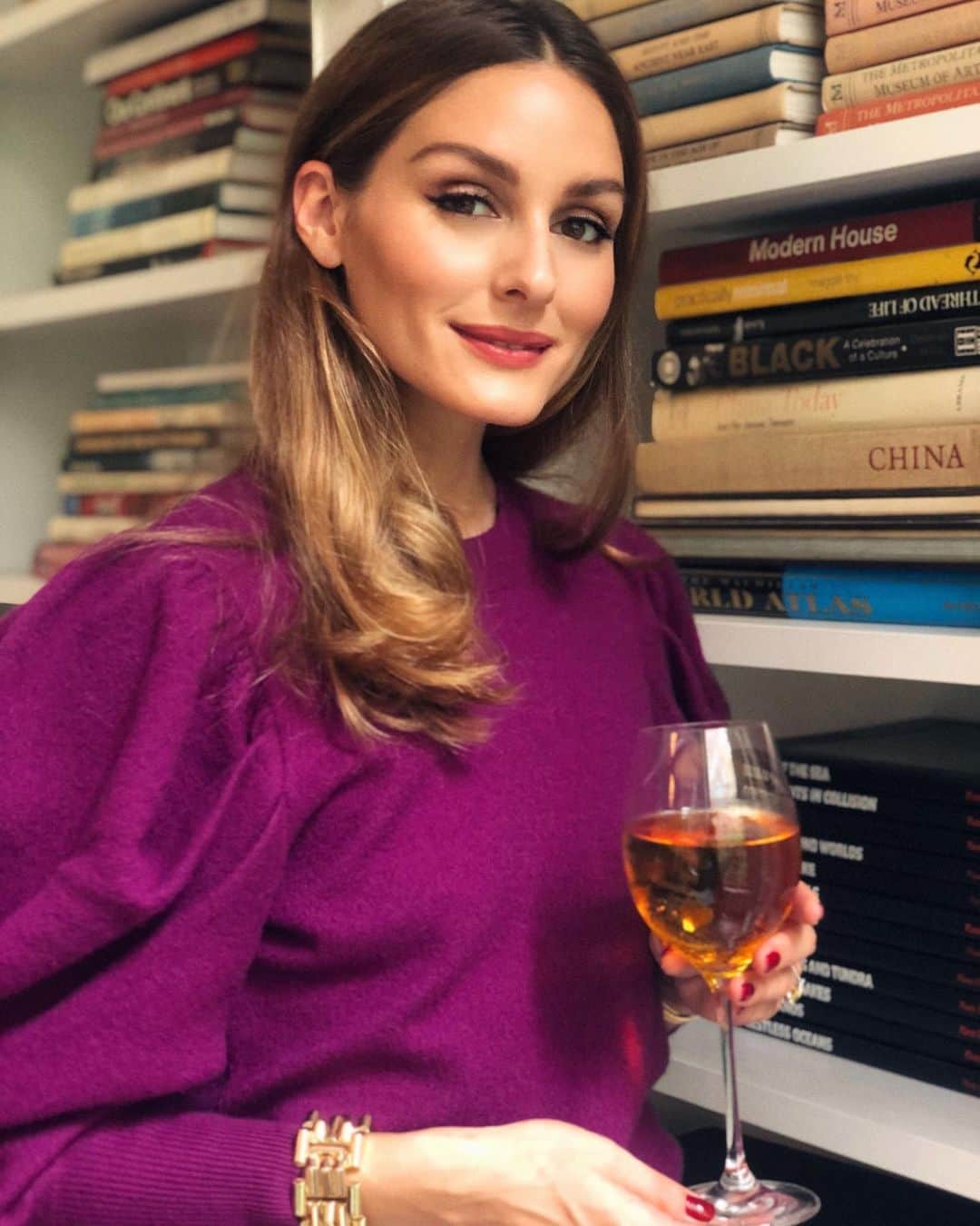 オリヴィア・パレルモのインスタグラム：「It’s still summer, which means it’s still spritz season! 🍹☀️  This cocktail is one of my favorites so we’re sharing a special take on the classic along with a little history of the apertif at the link in bio. European summer vibes 💁🏼‍♀️ Happy hour is on! #OPcocktails」