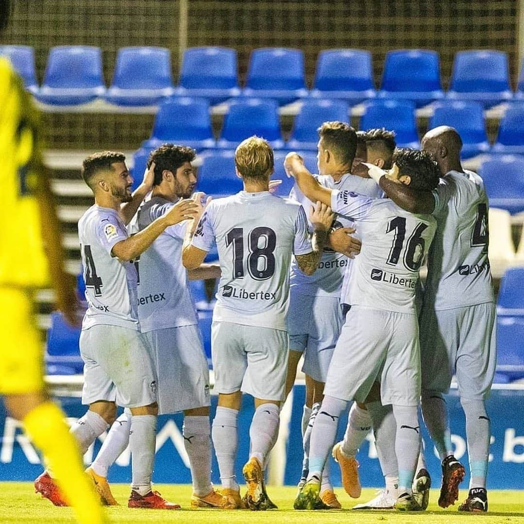 ジャウメ・ドメネクさんのインスタグラム写真 - (ジャウメ・ドメネクInstagram)「Buen trabajo equipo! Seguimos con la preparación!! 💪 #amunt @valenciacf 🦇 • Bon treball equip! Seguim amb la preparació!!💪 #amunt @valenciacf 🦇」8月29日 5時31分 - jaudomenech