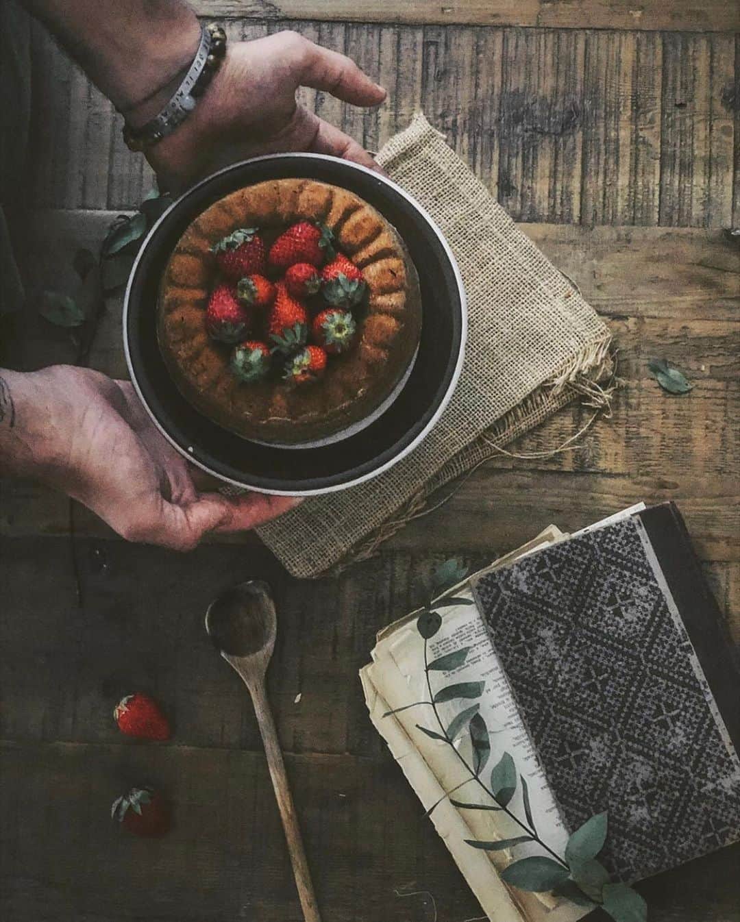 FOLKのインスタグラム：「I hope your weekend includes cake. Today’s favorites: 1.) @da.vi.de 2.) @withluke 3.) @ericmattt 4.) @fabian.huebner 5.) @mikesugianto 6.) @lochie.bevis」