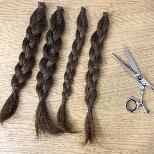Sam Villaさんのインスタグラム写真 - (Sam VillaInstagram)「No small #chop here! 😱 @katyjbaugh took her client through a major #hairtransformation using her. #SamVilla SIGNATURE SERIES 6" SWIVEL SHEAR. ⠀ ⠀ ➡️ About the SIGNATURE SERIES 6" SWIVEL SHEAR: Instead of forcing your arm into awkward and uncomfortable positions to get the right angles, this swivel shear keeps your wrist straight and your elbow down throughout every haircut. ⠀ ⠀ Available in 5.5" or 6" and RIGHT or LEFT handed. ⠀ ⠀ ✖️ Shop these shears and more on SAMVILLA.COM ✖️」8月29日 5時30分 - samvillahair