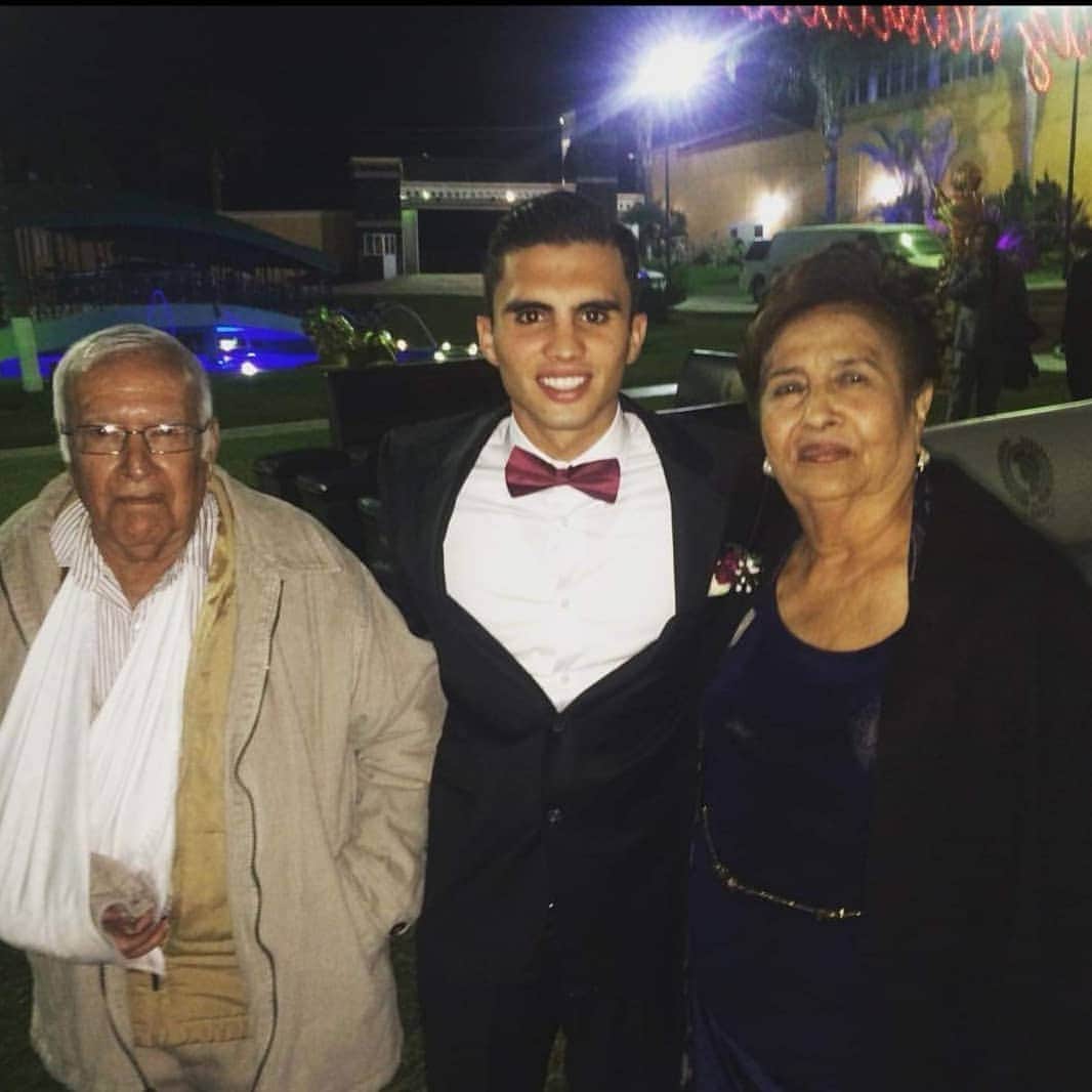 イヴァン・ガルシアのインスタグラム：「Feliz día a las personas mas importantes en nuestras vidas, a las personas que deberían de ser eternos #felizdiadelabuelo me siento afortunado de haber tenido los mejores abuelos del mundo, y bendecido de saber que ivanita tiene también a los mejores abuelos y muy amorosos 👨‍🦳👩‍🦳❤️❤️」