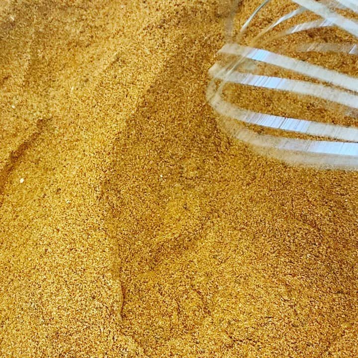ケリスのインスタグラム：「NO PRESERVATIVES, all you need is the butter ! homemade crab boil seasoning, crawfish, shrimp bucket , fried fish goodness that you need !!! GOLD MINE BOX going live at 3pm pst TODAY TURN NOTIFICATIONS ON ! #laborday #crabboil #shrimp #fishfry #crawfish #summertime #foodie #cheflife #buyblack #bipoc #blackfarmer」