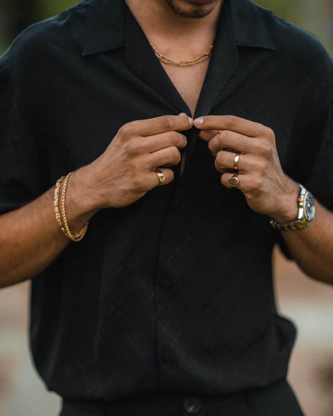 MR PORTERのインスタグラム：「Mr @ashton_gohil proves that wearing all-black-everything is never a bad idea. Add interest with a subtly printed shirt (like this @gucci style) and understated gold jewellery for an impactful evening look. #FriendsofMRPORTER #MRPORTERLongWeekend」