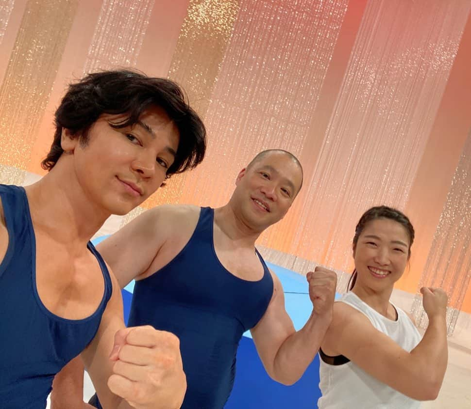 武田真治さんのインスタグラム写真 - (武田真治Instagram)「2020.8.27.#NHK 新シリーズの『#みんなで筋肉体操』いかがでしたか？ 今回ご一緒させて頂いたパラアスリートの#太田渉子 さんは、パラテコンドー選手/元パラスキー選手でバンクーバーパラリンピックの銀メダリスト‼︎ #樋口健太郎 さんは #パラパワーリフティング 72kg級で、なんと日本記録保持者なんです！！　お二人の明るい雰囲気で楽しい収録となりました🎥 そして進化が止まらない#谷本道哉 先生☆ Eテレで#パプリカ を躍ったのも楽しかったです🕺9月1日にはスクワットバージョン？も放送されます📺 お楽しみに☆☆☆ #筋肉体操 #武田真治」8月29日 5時42分 - shinji.takeda