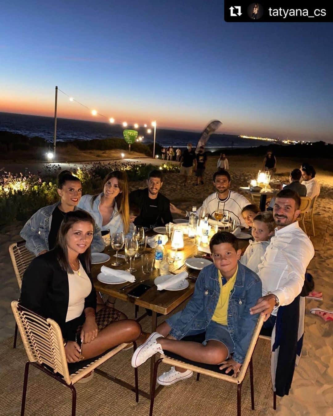 セルヒオ・エスクデロのインスタグラム：「#Repost @tatyana_cs with @make_repost ・・・ Lugares y personas que no necesitan filtros. 🌅♥️ #Cadizfornia #AitorPabloNikiMarco」