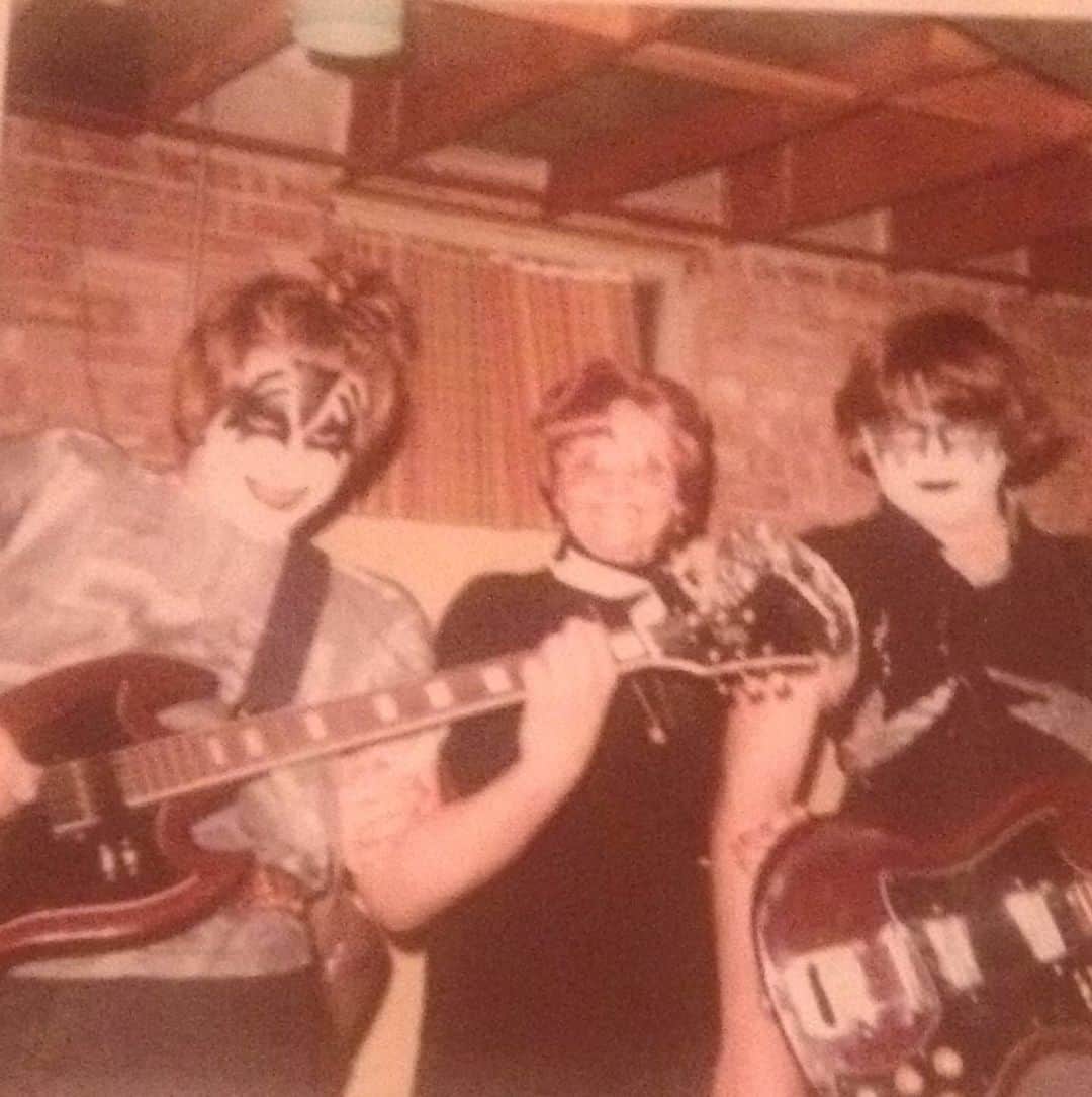 KISSさんのインスタグラム写真 - (KISSInstagram)「#FlashbackFriday: Thanks #KISSARMY for sharing your great 1970's #KISSMemories. AWESOME!  What's the oldest personal #KISS related photo you have? We'd love to see it. Send to the letters page at www.KISSOnline.com.」8月29日 5時44分 - kissonline