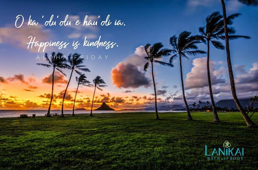 Lanikai Bath and Bodyさんのインスタグラム写真 - (Lanikai Bath and BodyInstagram)「One of our favorite places. It’s Aloha Friday! Staying positive thru this recent lockdown on Oahu! #alohafridays #lanikaibathandbody #beautifulhawaii」8月29日 5時59分 - lanikaibathandbody