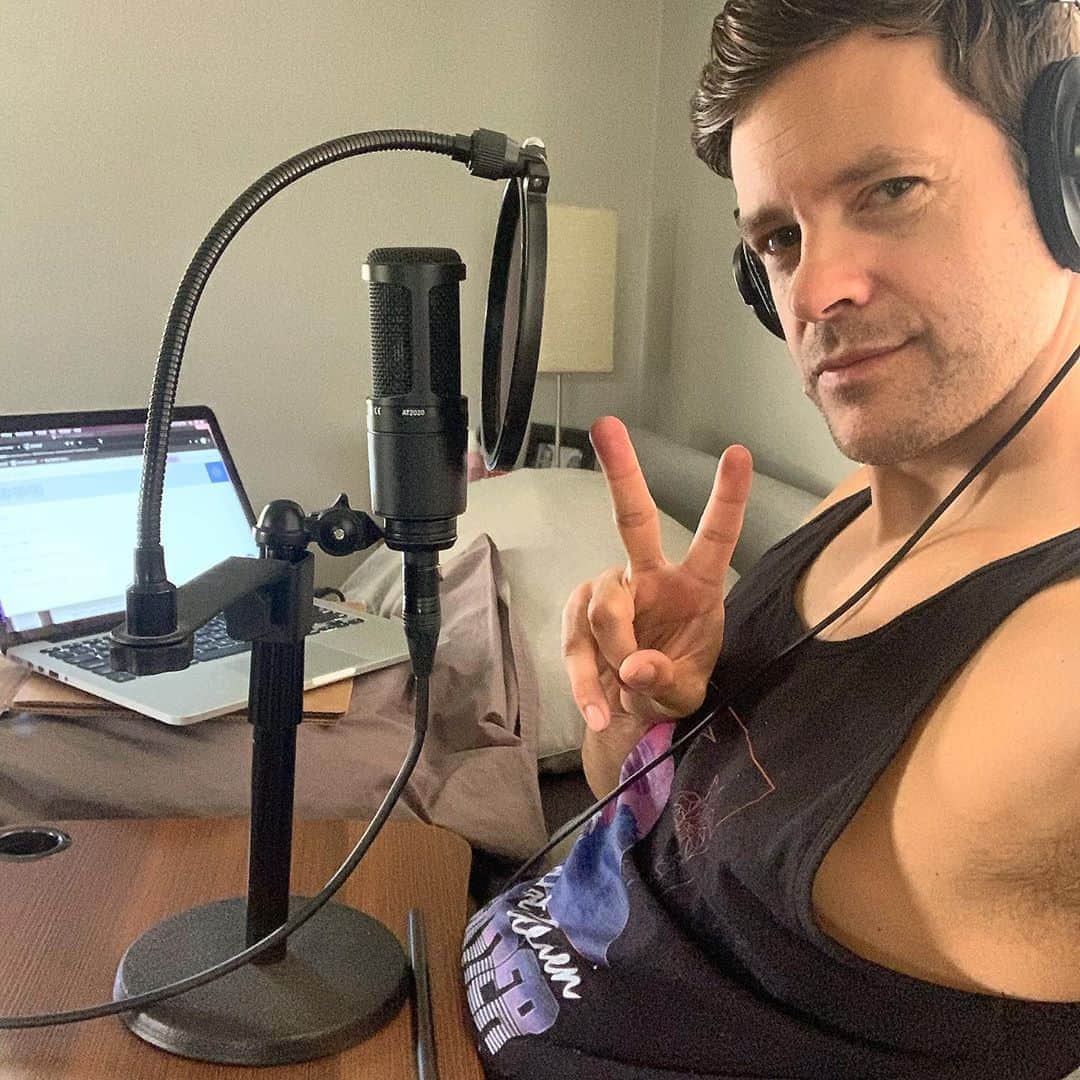 ブライス・ジョンソンのインスタグラム：「Yeah sometimes I podcast from bed, so what?!  What podcast do you listen to? ✌🏽 . . . #podcast #podcaster #podcasters #brycejohnson #brycejohnsonpodcastingphenom」