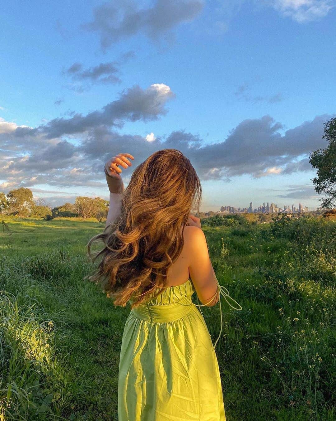 エイミー・ソングさんのインスタグラム写真 - (エイミー・ソングInstagram)「In the mood for green 💚 @angelagiakas in the Marianne Midi Dress - more girls in SOS on stories」8月29日 6時05分 - songofstyle