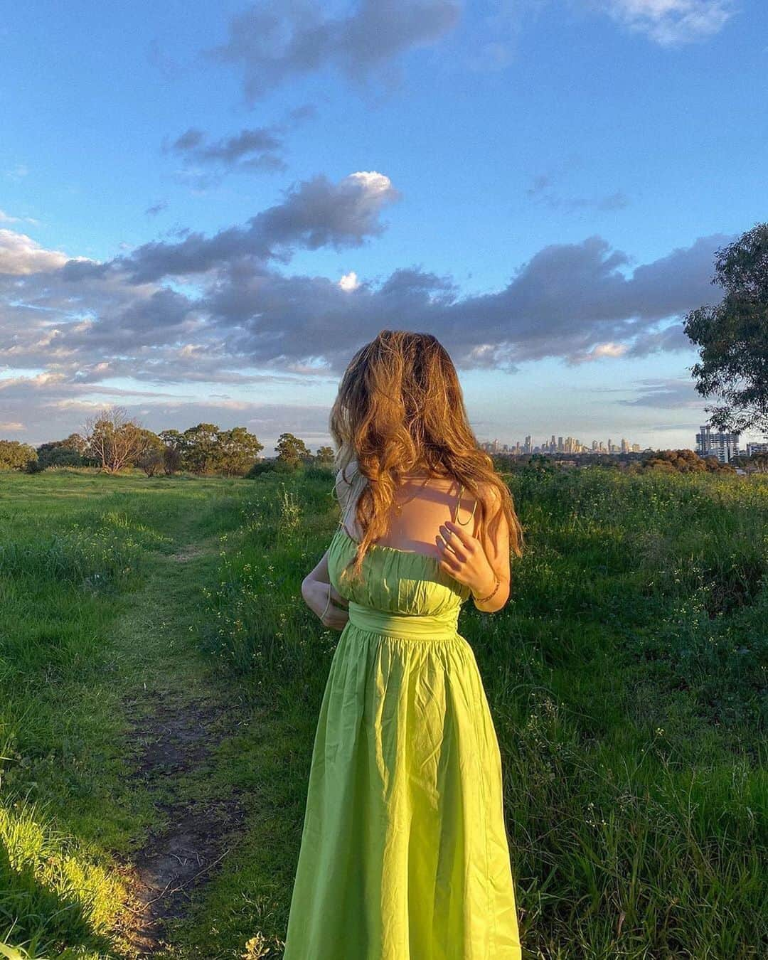 エイミー・ソングさんのインスタグラム写真 - (エイミー・ソングInstagram)「In the mood for green 💚 @angelagiakas in the Marianne Midi Dress - more girls in SOS on stories」8月29日 6時05分 - songofstyle