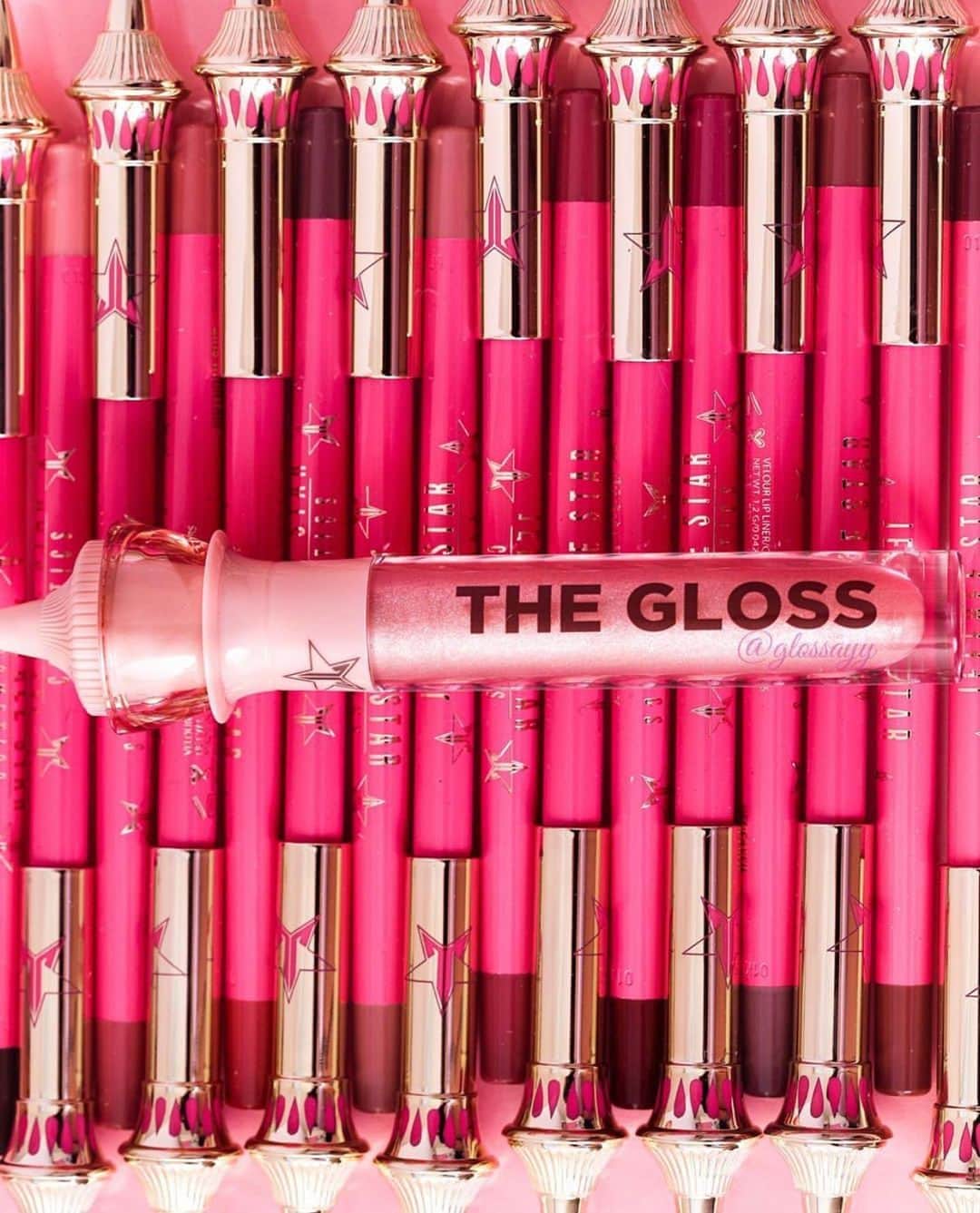 Jeffree Star Cosmeticsさんのインスタグラム写真 - (Jeffree Star CosmeticsInstagram)「Velour Lip Liner Line Up 💦 @glossayy laying out our #velourlipliners along with #THEGLOSS in the shade Mouthful from the #THEGLOSS from the #ORGY collection 🤎🌟 #jeffreestarcosmetics」8月29日 6時11分 - jeffreestarcosmetics