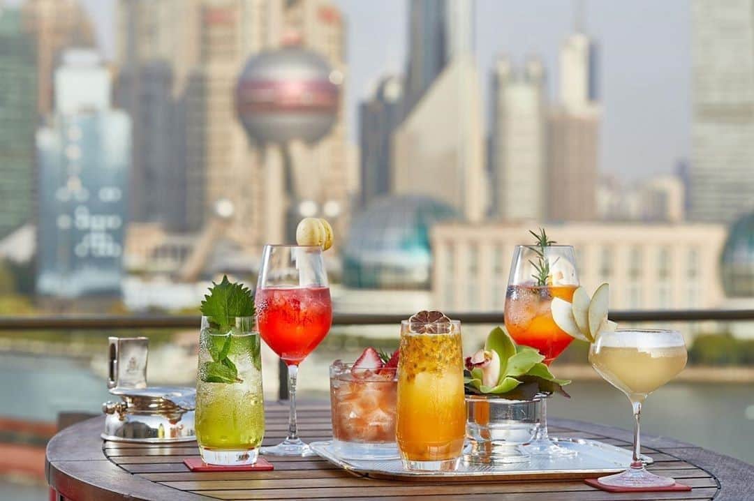 The Peninsula Hotelsさんのインスタグラム写真 - (The Peninsula HotelsInstagram)「At @thepeninsulashanghai, take your handcrafted cocktail with a side of skyline vistas. Cheers!⁣ ⁣ ⁣ ⁣ ⁣ #peninsulahotels #luxuryhotelexperience #fivestarservice #peninsulastay #shanghai #craftcocktail #craftcocktails #cocktails #skyline #finedining」8月29日 6時34分 - peninsulahotels