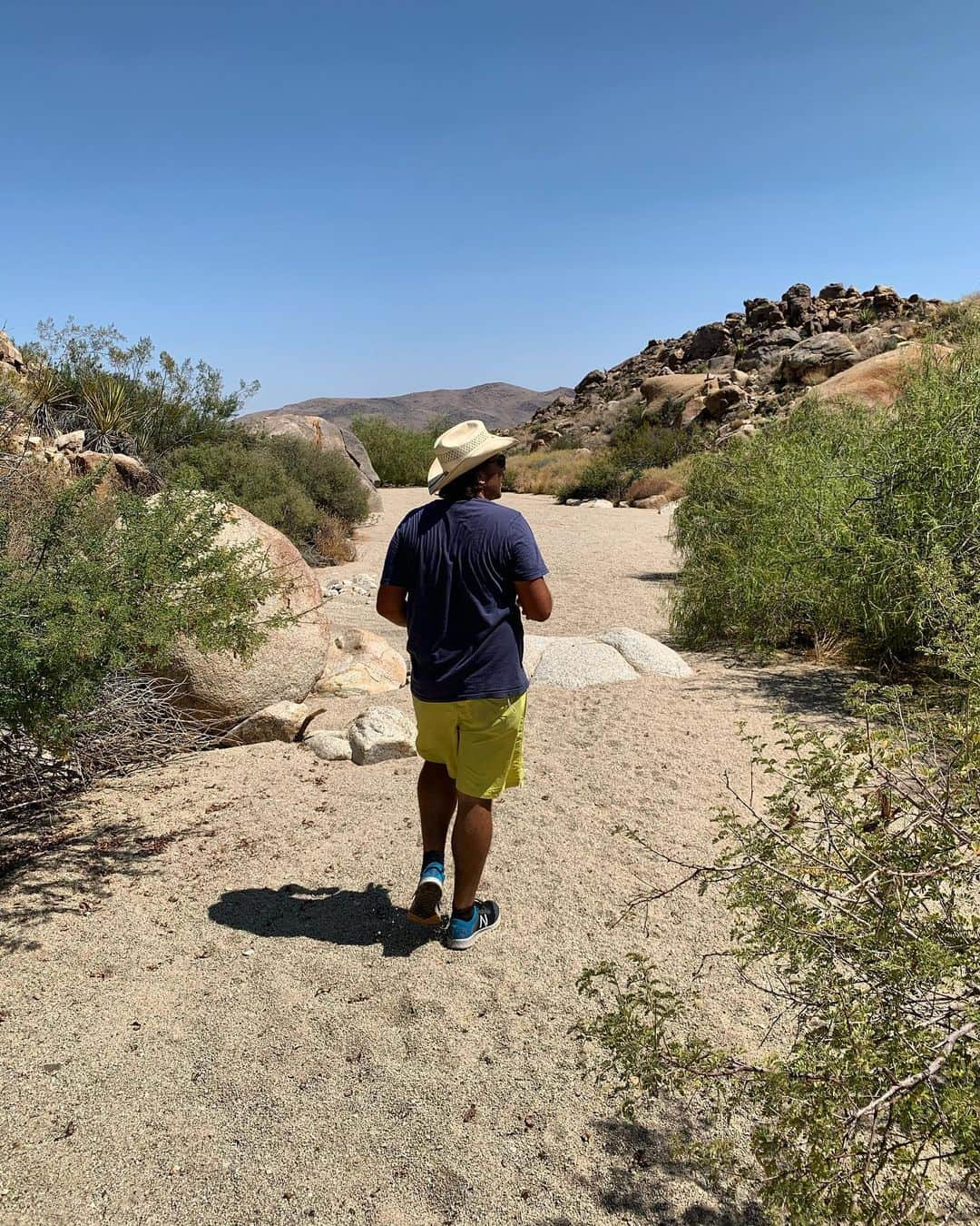 アーミー・ハマーのインスタグラム：「This one of my best friends, Ashton. For the last 2 months or so I have lived with Ashton, worked construction with Ashton, and hiked with Ashton every day. He has been such a good friend (and boss) and has been the most supportive friend anyone could ever ask for. Today might be my birthday, but I just wanna say thank you to @ashtonramsey and say I love you dude.」