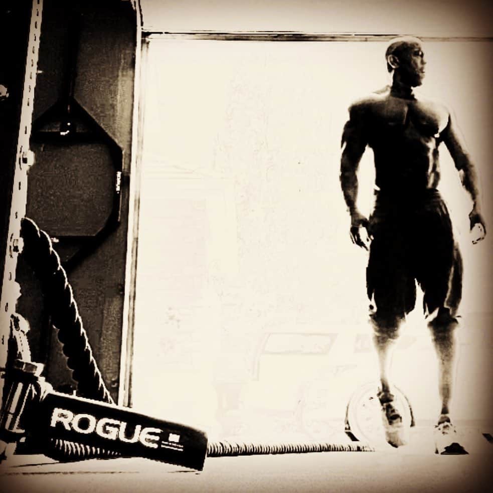 ロックモンド・ダンバーのインスタグラム：「It’s a good time to detox your mind, body and soul. #loveyourself #transformation #dadbod #rogue #47  #❤️ #💪🏾❤️👍🏾 #roguefitness」