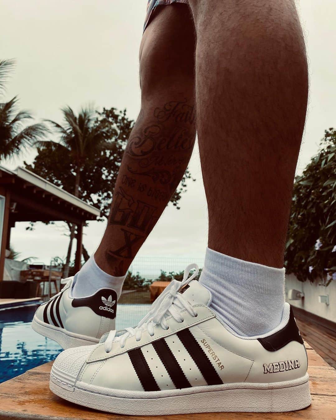 ガブリエル・メディーナのインスタグラム：「An icon of the street scene for over 50 years!  #adidasSuperstar is made for creators. And this is made for me.   50 anos de muito style! #adidasSuperstar é feito para criadores e esse foi feito para mim. :)   @adidasbrasil  @adidas  #criandocomadidas」