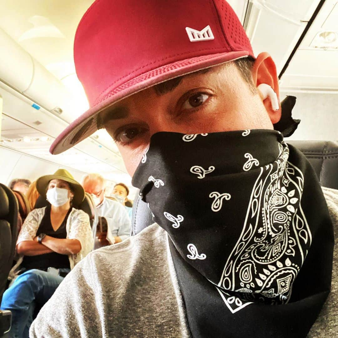 ザッカリー・リーヴァイのインスタグラム：「First flight since this apocalypse party started. Not strange at all. 🙃」