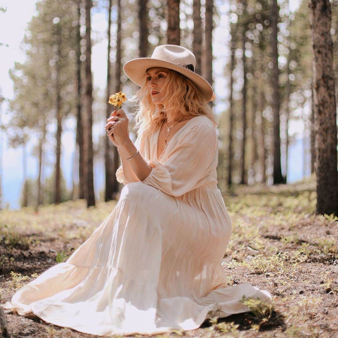 ヤング・ファビュラス&ブロークのインスタグラム：「Happy Friday!  @alialistone giving us enough joy to last the entire weekend in Dawn 😍❤️   . . . .  #yfbabe #yfbclothing #taptoshop」