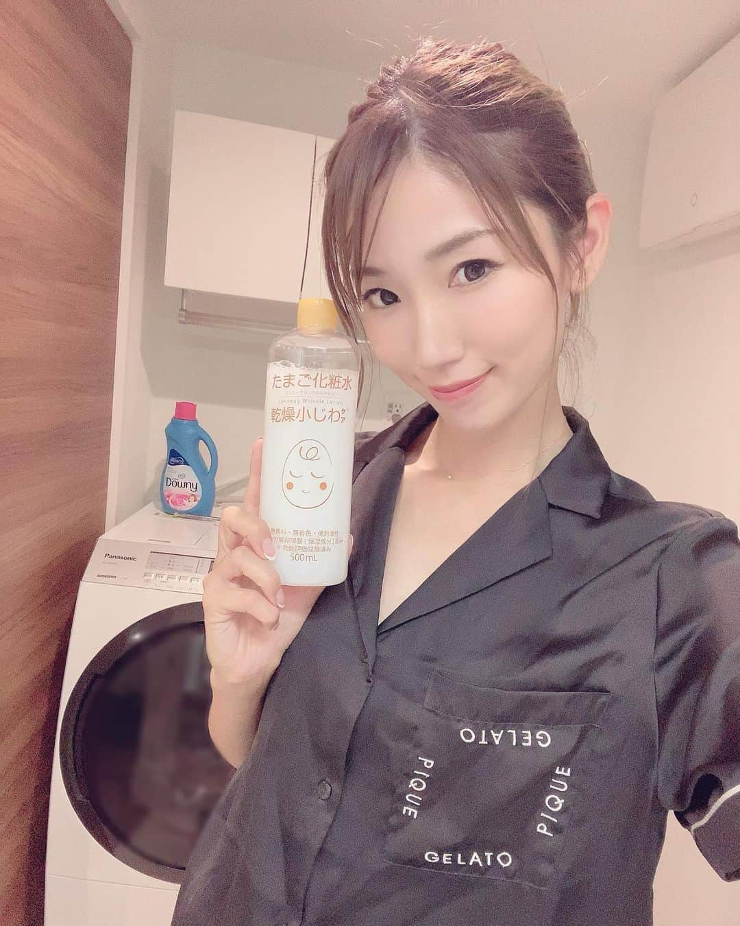 美波千夏さんのインスタグラム写真 - (美波千夏Instagram)「. 最近ゴルフでの日焼けがすごいです😱  でも保湿頑張ってますよー✨  @cocoeggtamago さんからご提供頂いた “たまご化粧水”をご紹介します😊  .  こちらは卵角膜エキス配合の化粧水なんだけど、 500mlの大容量で約1000円で買えてコスパ最強！  夏場の保湿はボディクリームだと ベタベタしてしまうから、さっぱりタイプがおすすめ☝️  顔はもちろん、全身にたまご化粧水を パシャパシャ使えるのは嬉しい😆  日焼けした体をケアするのに最適です❤️  女性だけじゃなくて男性にもぜひ 日焼けケアとして使っていただきたいですー♪  無香料、無着色、低刺激性、オイルフリー、 界面活性剤フリーなので肌悩みがある人も安心！  .  写真2枚目は2回全身に使った後！ 贅沢高いしたのにまだこんなに残ってる🥺嬉しい♪  .  #たまご化粧水  #ココエッグ  #卵殻膜エキス  #pr」8月29日 6時40分 - chinatsu_minami