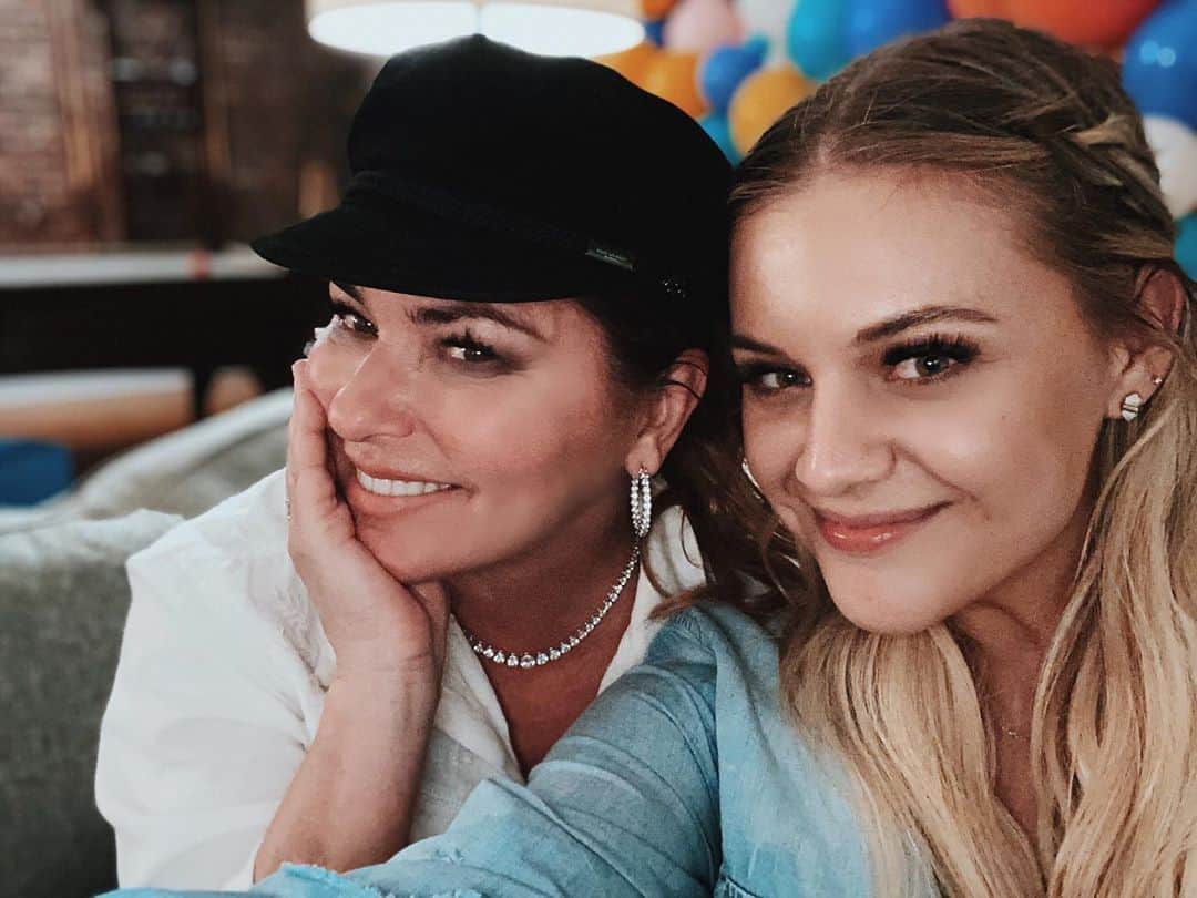 のインスタグラム：「Shania, you’re always the one. Everyone wish the queen a happy birthday 🤍」