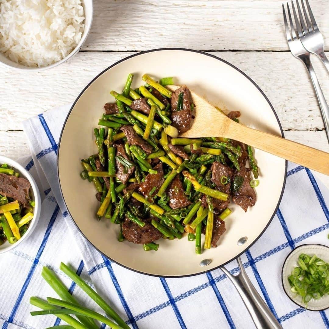 Lee Kum Kee USA（李錦記）さんのインスタグラム写真 - (Lee Kum Kee USA（李錦記）Instagram)「Looking for a low carb meal that is easy to prepare?  Try adding asparagus and our Lee Kum Kee Pure Sesame Oil to you steak for an extra hint of flavor!」8月29日 7時00分 - leekumkeeusa