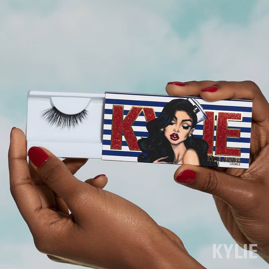 Kylie Cosmeticsさんのインスタグラム写真 - (Kylie CosmeticsInstagram)「meet our new lashes in the style SHADY ✨ we can't wait for you to try our first ever reusable, vegan and synthetic lashes! this tapered and natural style will be the perfect addition to any look. 💙 8.31 ⚓️」8月29日 6時56分 - kyliecosmetics