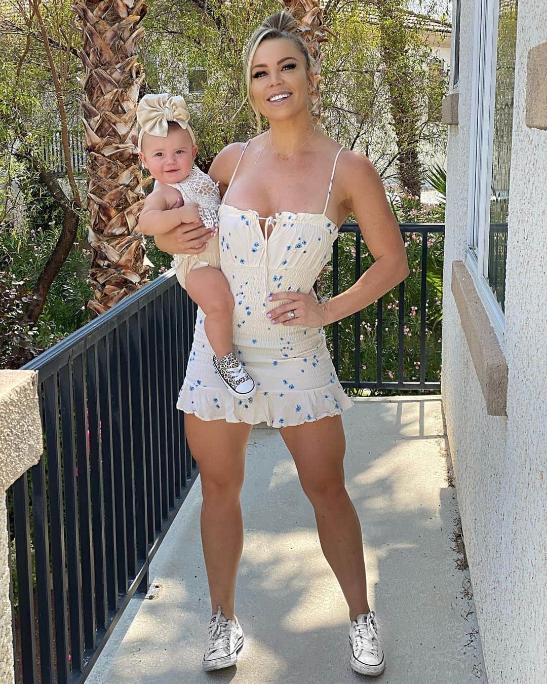 Lauren Drain Kaganのインスタグラム：「Happy 8 months to my baby girl! @ariaskyekagan And happy 8 months postpartum to me 😝. How many months do you think it should take to get back to prebaby shape? I have noticed it can be a very different time frame for each mother and clients of mine. Some women start off with less to lose or able to sleep well and have energy and determination to train right away. There’s no shame in taking your time to recover your body and be a good mother first. Some mothers have more weight to lose, longer recovery times both mentally and physically or even have struggled getting sleep and lack energy or motivation to train or diet right away. Never judge your progress against someone else in a way that puts yourself down. What can be helpful is to become motivated or inspired to spark or continue your fit journey and know that in time, you too can achieve those goals. Just give yourself grace, patience and the key word TIME.  If you compare yourself negatively to others, you never know which obstacles or variables you have had to overcome compared to someone else. Your journey is unique to you but just know you deserve to love your body and work towards your body goals. I hope my journey is inspiring and motivating to women and mamas everywhere and at every stage of their journey. It’s my passion to help women love their bodies and achieve their body goals because you can!」