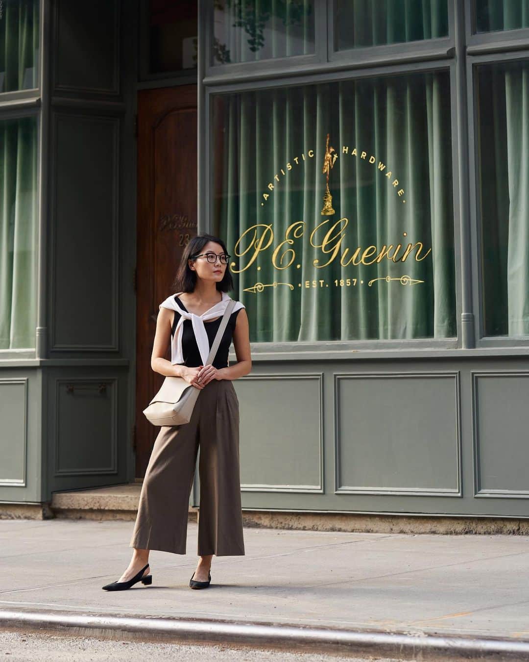 アリス・ガオのインスタグラム：「the librarian is in 🤓」