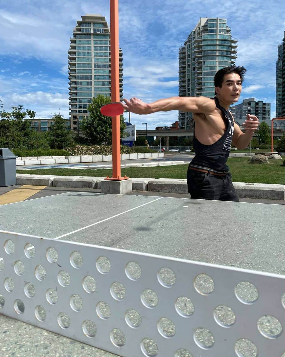ルーディ・リンのインスタグラム：「Is there a more perfect sport for the socially distanced than good ol’ Ping Pong.   What else are y’all doing to keep your heads sane and your bodies in the game?  Btw. In the end, I got spanked hand over paddle.」