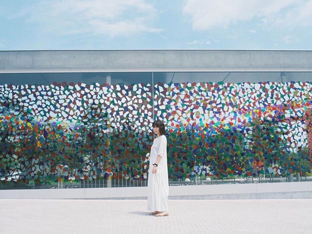 のインスタグラム：「. . ▶︎▶︎▶︎ Swipe . . 次は違う時間に行きたい☺️ . 撮影日 : 2020年8月2日 . #まさ35 #ヤマプリ #35mm #contaxrx #contax #planar #igersjp #tokyocameraclub #film_com #art_of_japan_ #photogenic_jp #film_jp #film #フィルム #filmcamera #filmphotography #photogram_archive #GPW_members_only #good_portraits_world #portrait #ポートレート #todays_blue_collection #京都 #kyoto #美術館 #artmuseum #京都市京セラ美術館」