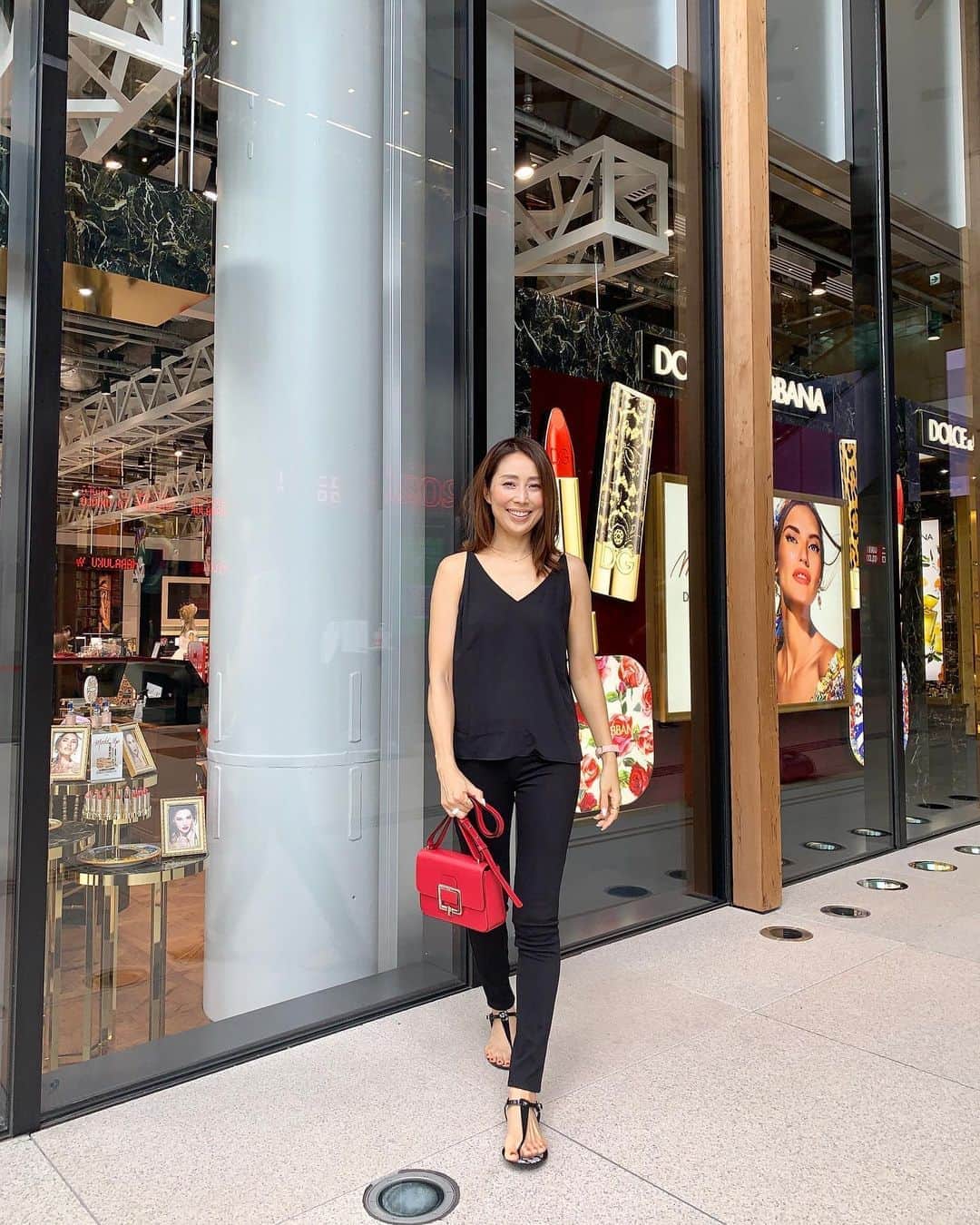 のインスタグラム：「⁑ 東京中央美容外科町田院に行ってきたよ @tcb_machida @tcb.sotozaki  出てる手足はそんなに見た目変わらないけどコロナ太り解消のため外崎先生に脂肪溶解注射をおねがいしました 先生がとってもお上手で痛みも全く感じなくてあっという間に終了 お腹なんとかなりますように✨ カウンセリングは無料だから、美しい先生に相談してみてね  #tops #hm #pants #uniqlo  #bag #bally #sandals #katespade  ___________________★ ___________________﻿﻿﻿﻿ インスタコンサルティング 受付中 詳細は @ayako__miyata  プロフィールURLよりご覧ください﻿﻿﻿﻿ ___________________★ __________________  #宮田綾子 #ダイエットならtcb東京中央美容外科 #美容整形ならtcb東京中央美容外科 #東京中央美容外科 #美容外科 #町田院 #東京中央美容外科町田院 #外崎麻里 #bnls #pr #ダイエット #お腹痩せ #お腹引き締め #ユニクロコーデ #プチプラコーデ #hmxme」