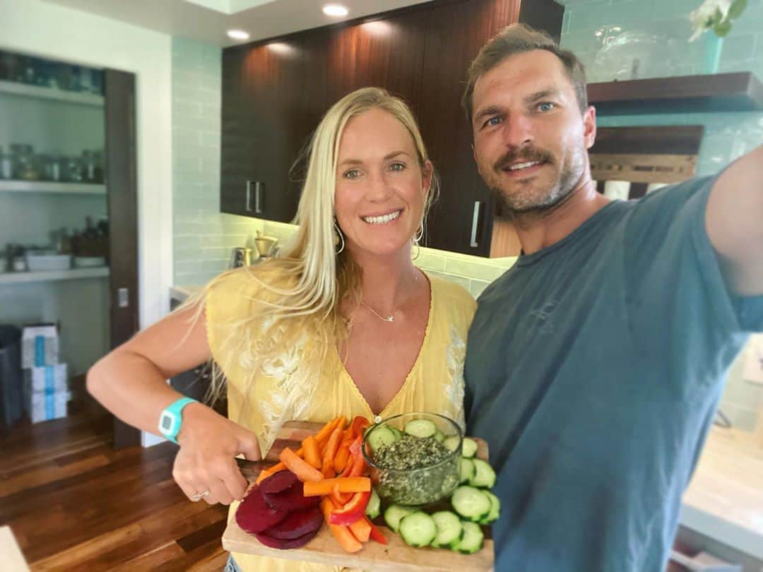 Bethany Hamiltonのインスタグラム：「Still celebrating our 7th anniversary ♥️♥️♥️  Our pesto recipe is da bomb if you haven’t tried it yet! Check it out up in my bio or at Bethanyhamilton.com😋🌱💚」